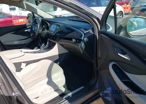 2018 Buick Envision Essence z USA, uszkodzony, nr VIN LRBFX1SA3JD027381